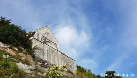 Die Kirche vom Strand aus