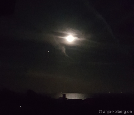 Mond spiegelt sich in der Ostsee. Dänemark