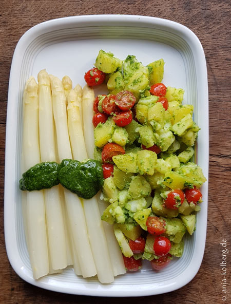 Spargel mit veganem Basilikumpesto und warmen Kartoffelsalat