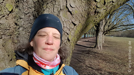 Anja Kolberg genießt am Decksteiner Weiher die Sonne im Februar